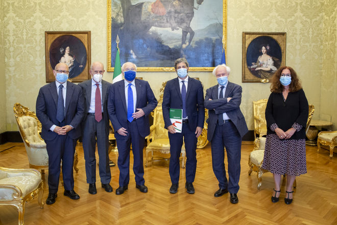 Il Presidente della Camera dei deputati Roberto Fico in un momento dell'incontro con il Presidente dell'Autorità per le Garanzie nelle Comunicazioni Angelo Marcello Cardani