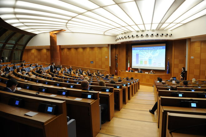 L'Aula del Palazzo dei Gruppi parlamentari ha ospitato la cerimonia di consegna del Ventaglio al Presidente della Camera dei deputati da parte dell'Associazione Stampa parlamentare