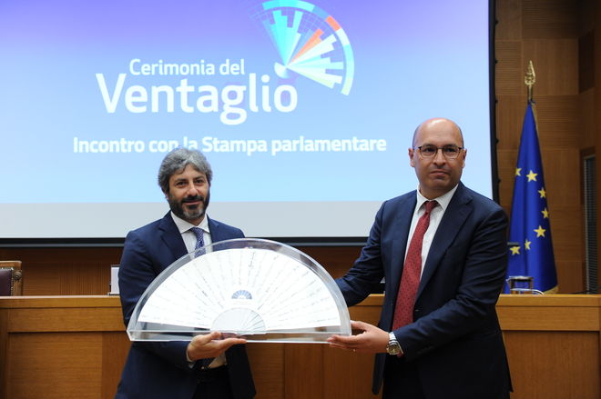 Il Presidente Roberto Fico con il Presidente dell'Associazione Stampa parlamentare Marco Di Fonzo durante la cerimonia di consegna del Ventaglio da parte dell'Associazione Stampa parlamentare