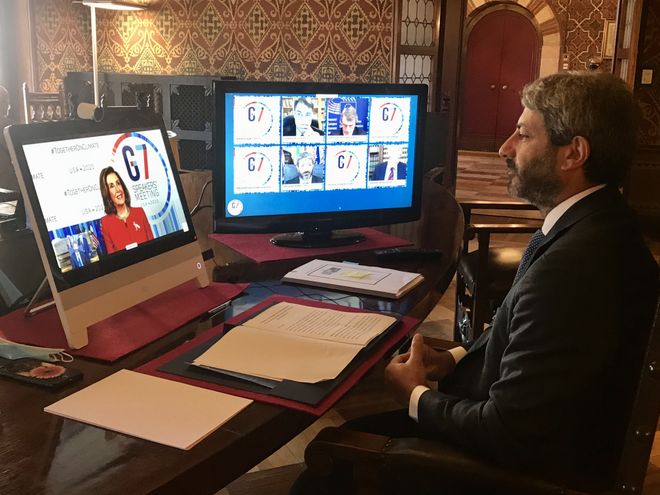 Il Presidente della Camera dei deputati Roberto Fico durante la 18a Riunione dei Presidenti delle Camere Basse dei Paesi del G7 in videoconferenza