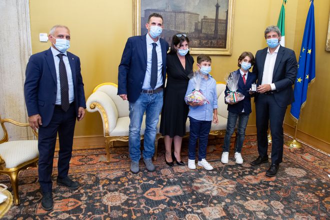 Il Presidente Roberto Fico con il giovane atleta Giorgio Torrisi e la sua famiglia