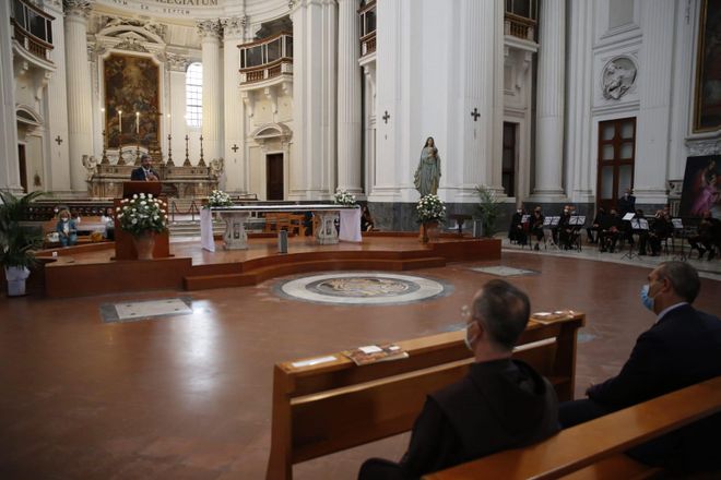 Un momento dell'incontro nella Basilica dello Spirito Santo con gli studenti in occasione del bicentenario della prima seduta del Parlamento delle Due Sicilie