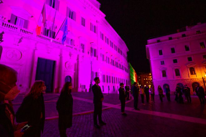 Montecitorio - Illuminazione di colore viola della facciata di Montecitorio in occasione della Giornata Nazionale di Sensibilizzazione per il Tumore al Seno Metastatico