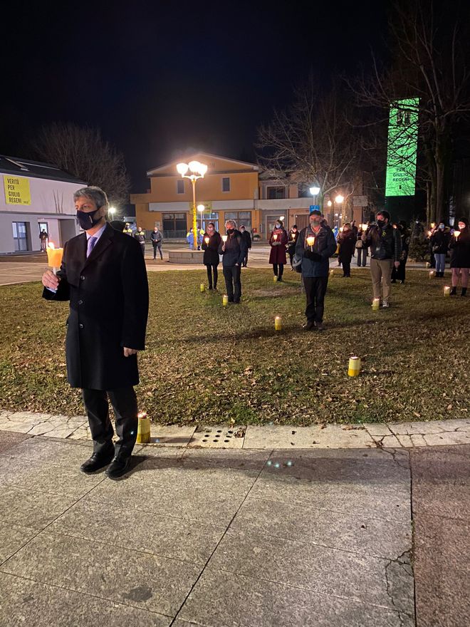 Il Presidente Roberto Fico durante la fiaccolata in ricordo di Giulio Regeni