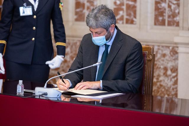 Il Presidente della Camera dei deputati, Roberto Fico, in un momento della firma della convenzione con la Fondazione CRUI per lo svolgimento di tirocini curriculari presso la Camera
