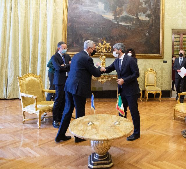 Il Presidente della Camera dei deputati, Roberto Fico, con l'Alto Commissario delle Nazioni Unite per i rifugiati, Filippo Grandi