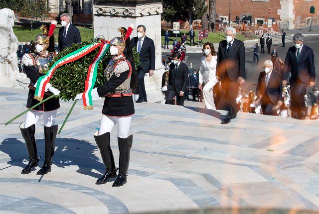 Il Presidente della Repubblica, Sergio Mattarella, depone una corona di alloro presso la Tomba del Milite Ignoto sull'Altare della Patria, in occasione del 76° anniversario della Liberazione