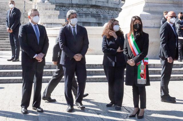Il Presidente Roberto Fico con il Presidente del Consiglio dei Ministri, Mario Draghi, e la Sindaca di Roma Capitale, Virginia Raggi, in occasione del 76° anniversario della Liberazione