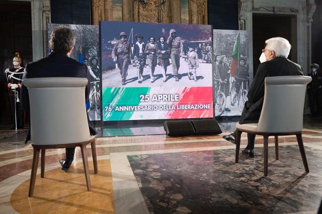 Il Presidente Roberto Fico con il Presidente della Repubblica, Sergio Mattarella, durante le celebrazioni in occasione del 76° anniversario della Liberazione presso il Palazzo del Quirinale