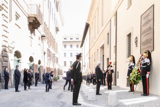 Un momento della deposizione di una corona da parte del Presidente della Repubblica in occasione del 43° anniversario dell'uccisione di Aldo Moro, in via Caetani a Roma