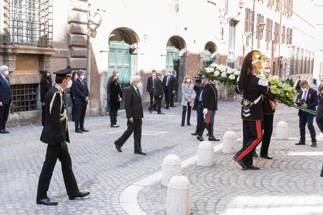 Un momento della deposizione di una corona da parte del Presidente della Repubblica in occasione del 43° anniversario dell'uccisione di Aldo Moro, in via Caetani a Roma