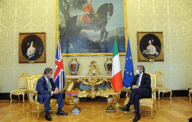 Il Presidente della Camera dei deputati, Roberto Fico, in un momento dell'incontro con Alok Sharma, Presidente della COP26