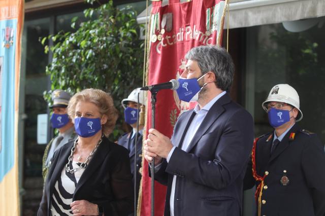 Il Presidente della Camera dei deputati, Roberto Fico, con la professoressa Maria Falcone in un momento del XXIX anniversario delle Stragi di Capaci e Via d'Amelio