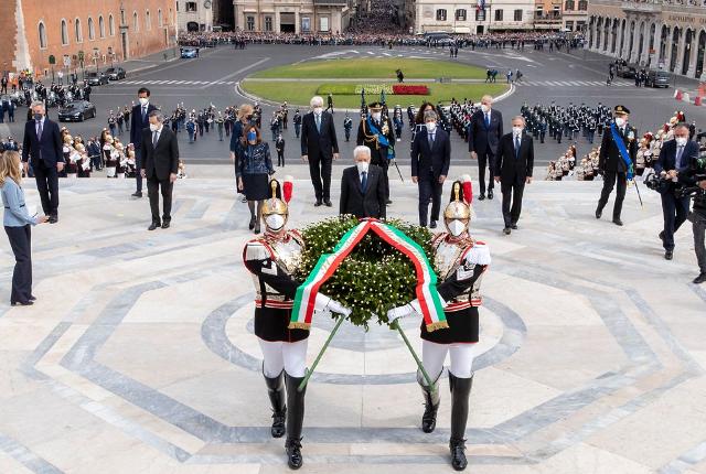 Un momento della deposizione da parte del Presidente della Repubblica Sergio Mattarella di una corona di alloro presso l'Altare della Patria in occasione della Festa della Repubblica