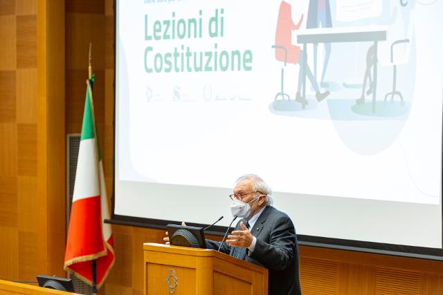 Il Ministro dell'Istruzione, Patrizio Bianchi, in un momento della cerimonia di premiazione del progetto 'Dalle aule parlamentari alle aule di scuola. Lezioni di Costituzione'