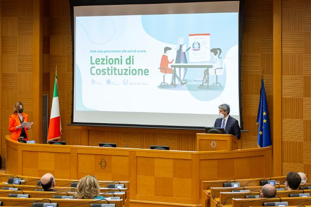Il Presidente della Camera dei deputati, Roberto Fico, in un momento della cerimonia di premiazione del progetto 'Dalle aule parlamentari alle aule di scuola. Lezioni di Costituzione'