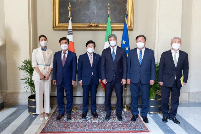 Il Presidente Roberto Fico con il Presidente dell'Assemblea Nazionale della Repubblica di Corea, Park Byeong-Seug, e la delegazione al seguito