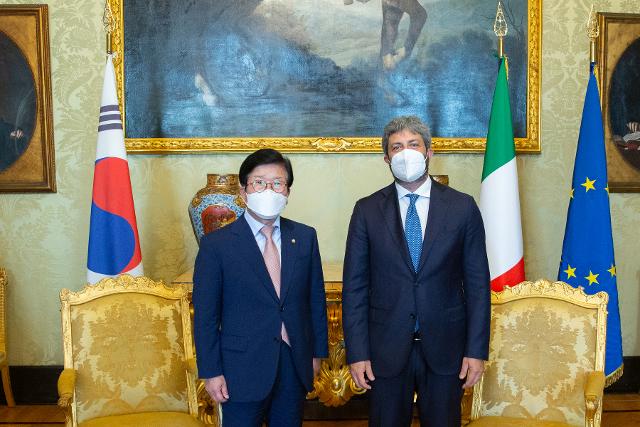 Il Presidente della Camera dei deputati, Roberto Fico, con il Presidente dell'Assemblea Nazionale della Repubblica di Corea, Park Byeong-Seug