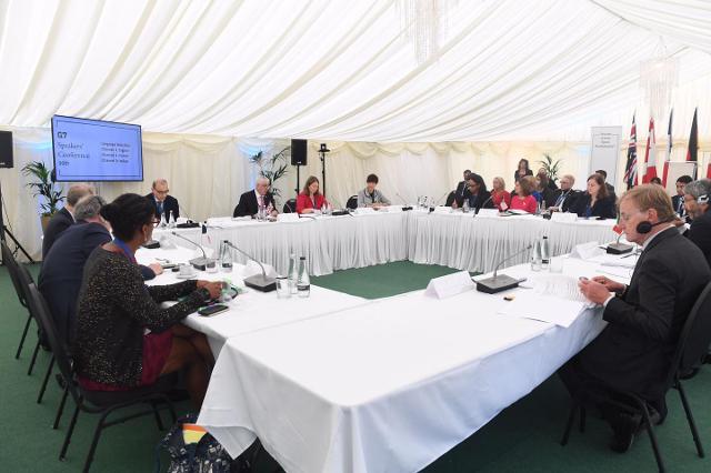 Un momento della 19ª riunione dei Presidenti delle Camere basse dei Paesi del G7 che si è svolta in presenza a Chorley, in Gran Bretagna