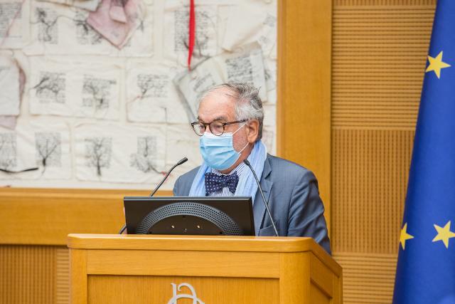 Il Presidente onorario della Fondazione Siani, Geppino Fiorenza, in un momento dell'evento in ricordo di Giancarlo Siani nel 36° anniversario della scomparsa