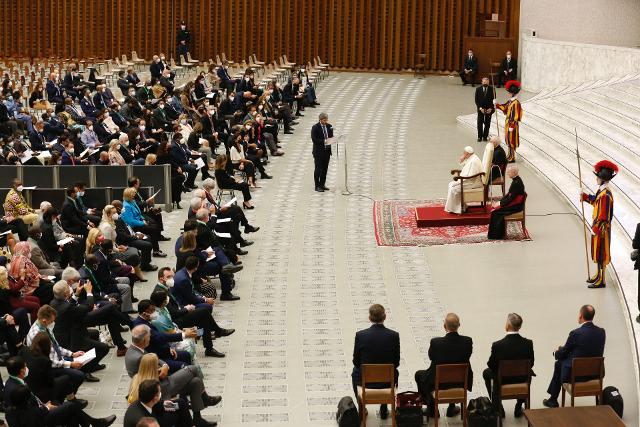 Il Presidente Roberto Fico durante il suo intervento di saluto in occasione dell'incontro di Sua Santità Papa Francesco con i partecipanti alla Riunione parlamentare Pre-COP26