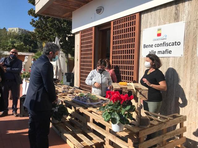 Il Presidente Roberto Fico durante la sua visita presso il bene confiscato alle mafie 'La Gloriette', Casa G.L.O. (Giovani, Legalità, Occupazione)