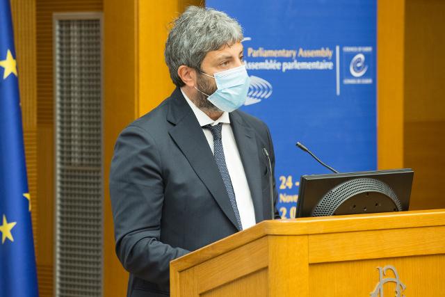 Il Presidente della Camera dei deputati, Roberto Fico, durante il suo intervento in occasione della riunione della Commissione permanente dell’Assemblea parlamentare del Consiglio d’Europa
