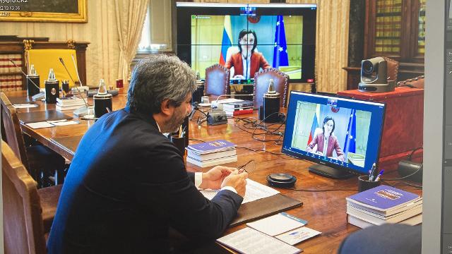 Il Presidente della Camera dei deputati, Roberto Fico, in videocollegamento con il Presidente del Parlamento lituano, Viktorija Čmilytė-Nielsen, per un confronto sugli sviluppi del conflitto tra Russia e Ucraina