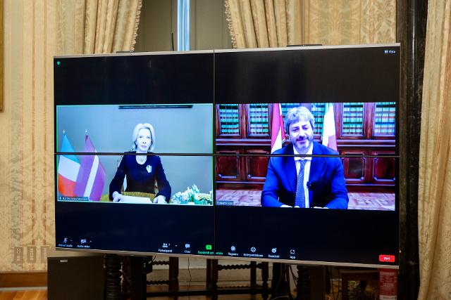 Il Presidente della Camera dei deputati, Roberto Fico, in videocollegamento con il Presidente del Parlamento lettone, Ināra Mūrniece, per un confronto sugli sviluppi del conflitto tra Russia e Ucraina