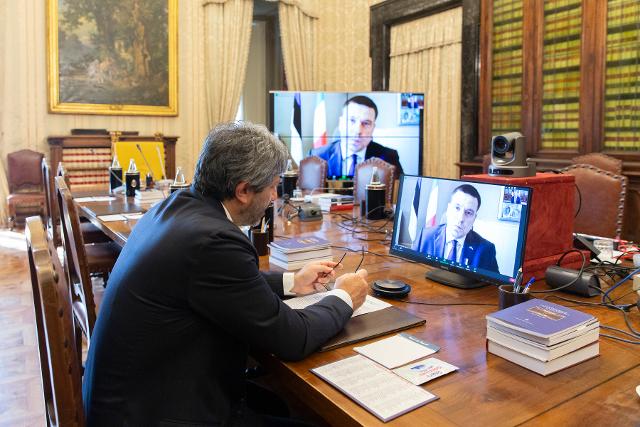 Il Presidente della Camera dei deputati, Roberto Fico, in videocollegamento con il Presidente del Parlamento estone, Jüri Ratas per un confronto sugli sviluppi del conflitto tra Russia e Ucraina