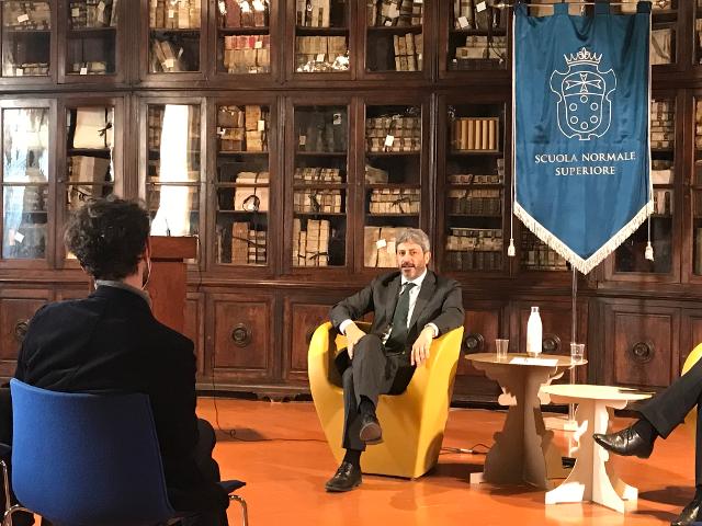 Il Presidente Roberto Fico in un momento dell'incontro con alcuni docenti e allievi della Scuola Normale Superiore di Pisa