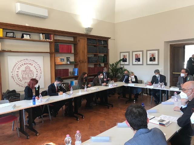 Il Presidente Roberto Fico durante l'incontro con alcuni docenti ed allievi della Scuola Superiore 'Sant’Anna' di Pisa