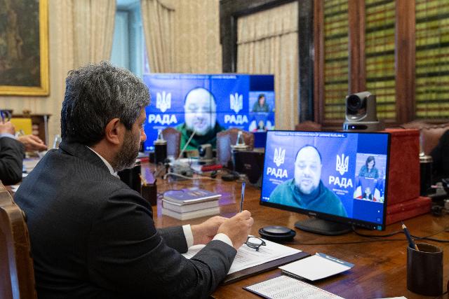 Il Presidente Roberto Fico in videocollegamento con il Presidente del Parlamento ucraino, Ruslan Stefanchuk, in occasione della riunione straordinaria del G7 parlamentare