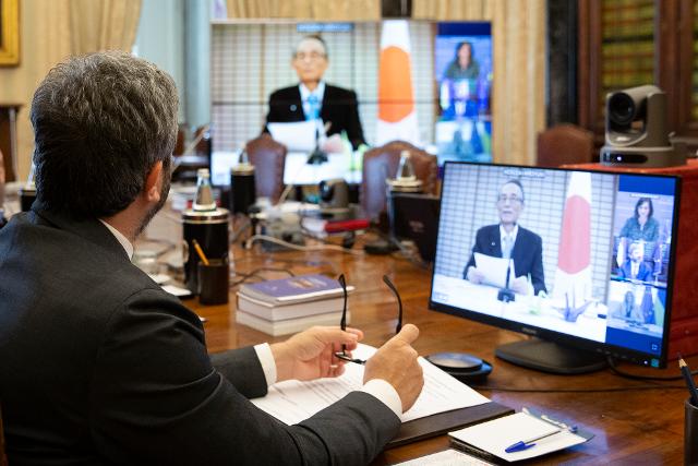 Il Presidente della Camera dei deputati, Roberto Fico, durante la riunione straordinaria del G7 parlamentare e il videocollegamento con il Presidente del Parlamento ucraino, Ruslan Stefanchuk