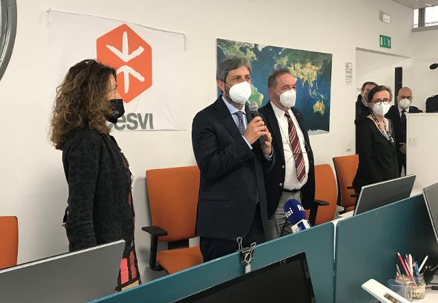 Il Presidente della Camera dei deputati, Roberto Fico, in un momento della visita alla sede della Fondazione Cesvi