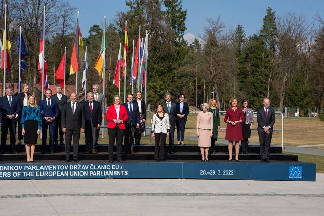 Il Presidente della Camera dei deputati. Roberto Fico, con gli altri partecipanti alla Conferenza dei Presidenti del Parlamenti dell'Unione Europea che si è tenuta a Brdo pri Kranju (Slovenia)