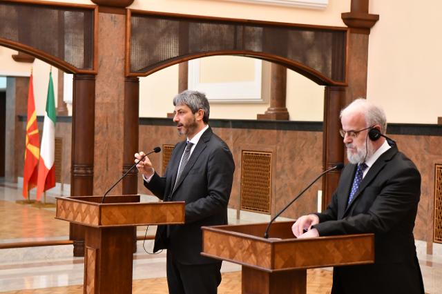 Il Presidente della Camera dei deputati, Roberto Fico, con il Presidente del Parlamento  della Macedonia del Nord, Talat Xhaferi