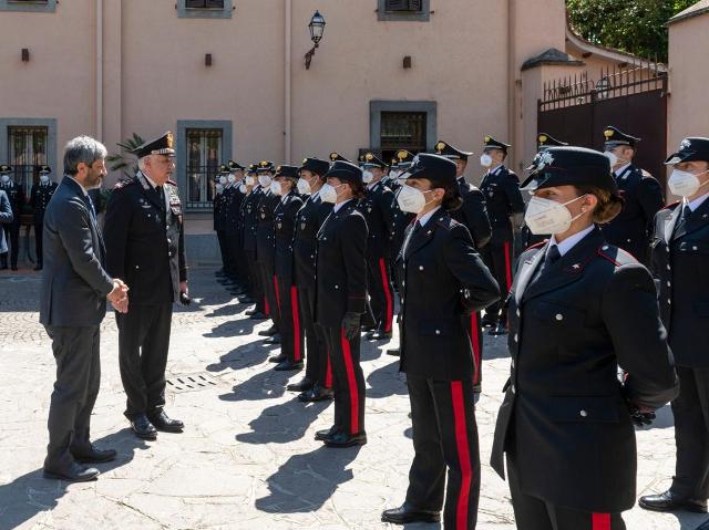 Il Presidente della Camera dei deputati, Roberto Fico, con il Comandante Generale dell'Arma dei Carabinieri, Teo Luzi, in un momento della visita al Comando Generale dei Carabinieri