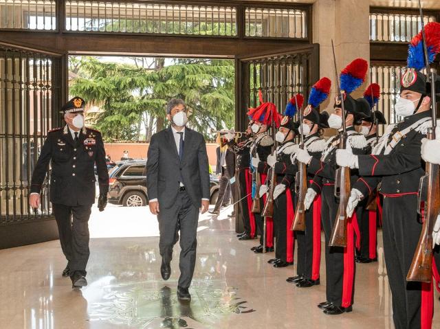 Il Presidente della Camera dei deputati, Roberto Fico, con il Comandante Generale dell'Arma dei Carabinieri, Teo Luzi, in un momento della visita al Comando Generale dei Carabinieri