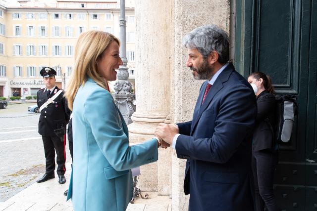 Il Presidente della Camera, Roberto Fico, in un momento dell'incontro con la Presidente del Parlamento Europeo, Roberta Metsola.