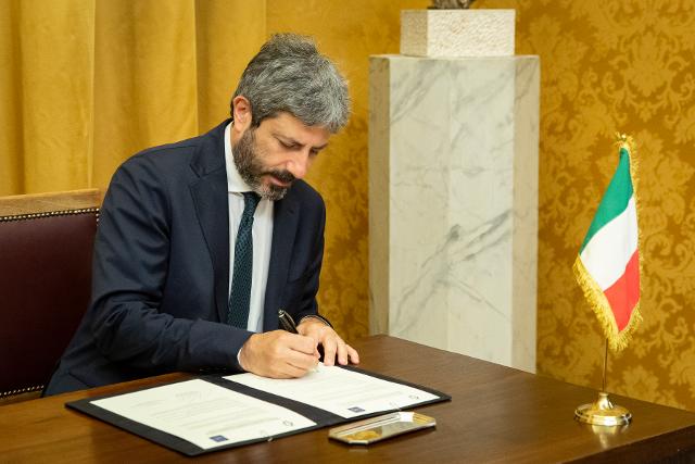 Il Presidente della Camera dei deputati, Roberto Fico, durante la firma del protocollo aggiuntivo di cooperazione tra le due assemblee