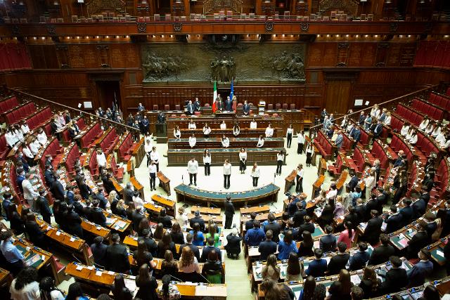 L'Aula di Palazzo Montecitorio ha ospitato la cerimonia conclusiva del progetto ‘Dalle aule parlamentari alle aule di scuola. Lezioni di Costituzione 2021-22’