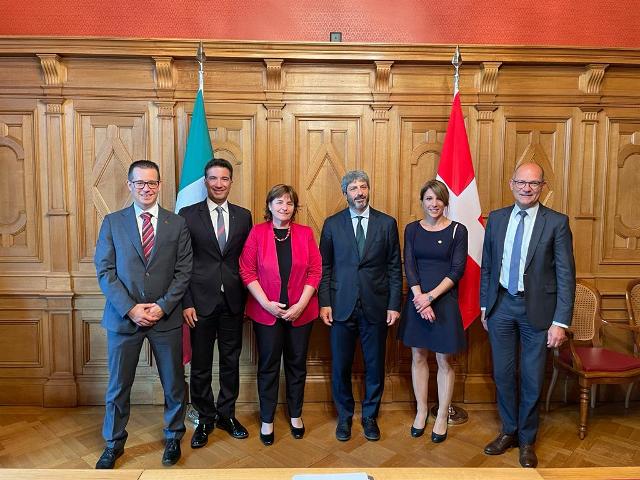 Il Presidente della Camera dei deputati, Roberto Fico, con alcuni membri della Delegazione per le relazioni con il Parlamento italiano