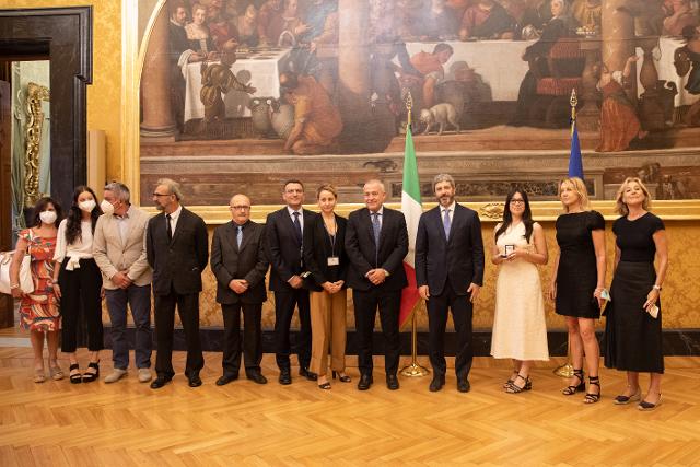 Il Presidente Roberto Fico con i rappresentanti dell’Associazione stampa parlamentare, in occasione della consegna del Ventaglio