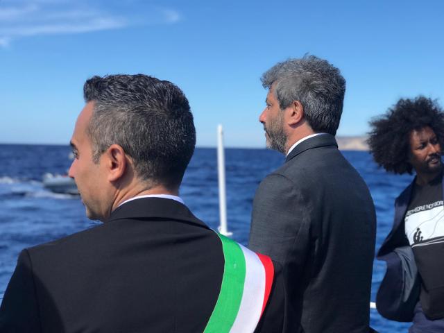 Il Presidente Roberto Fico con il Sindaco di Lampedusa e Linosa, Filippo Mannino, e il Presidente del Comitato 3 Ottobre, Tareke Brhane, in occasione della partecipazione alla Giornata della Memoria e dell'Accoglienza