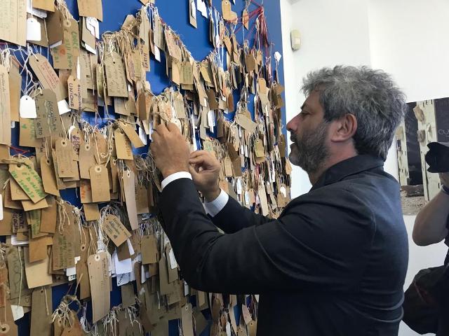 Il Presidente Roberto Fico durante la visita al Museo delle Migrazioni di Lampedusa in occasione della Giornata della Memoria e dell'Accoglienza